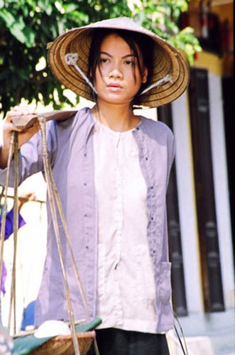 Để có tiền mưu sinh, hai vợ chồng Dần phải đi mò hến ở sông mang về bán. Cảnh Dần gánh hến đi rao bán trên khắp các ngõ phố hay cặm cụi ngồi cắt áo cưới may áo dài cho 2 cô con gái mặc chung đi học khiến nhiều người không khỏi xót xa. Tình huống cô Dần phải đi bán sữa chắt chiu từng đồng cho con cũng gây ám ảnh cho khán giả.