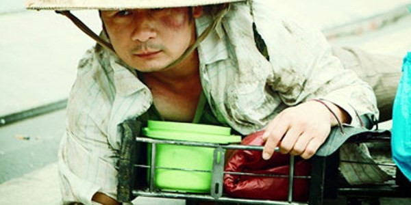 Mới đây những hình ảnh ca sĩ Bằng Kiều ăn mặc rách rưới, lê lết đi ăn xin trên đường phố Sài Gòn đã thu hút sự quan tâm lẫn tò mò của dư luận. Trái với hình ảnh bóng bẩy trên sân khấu, hoàn cảnh nghèo kiết xác của anh đã khiến không ít người cảm thấy bất ngờ.