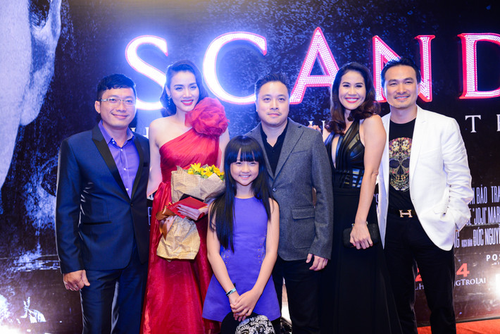 Đoàn phim trong buổi ra mắt "Scandal Hào quang trở lại" gồm: đạo diễn Victor Vũ, Trang Nhung, Kinh Quốc, Chi Bảo, Thân Thúy Hà và bé Thanh Mỹ.