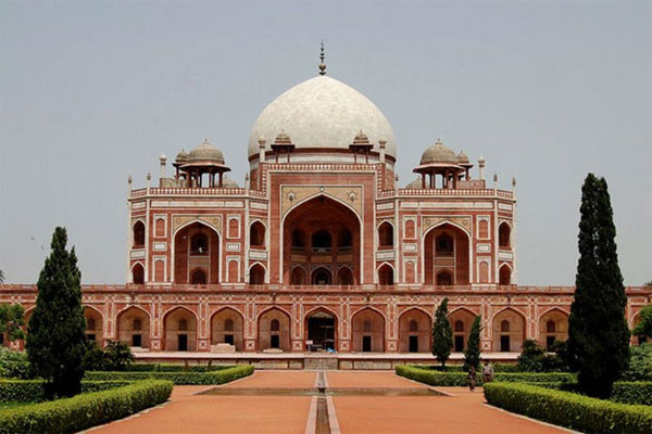 8. Lăng mộ Humayun ở Delhi, Ấn Độ: Lăng mộ của Hoàng đế Humayun của vương triều Mughal được xây dựng bởi người vợ của ngài vào năm 1562 sau Công nguyên. Đây là lăng mộ đầu tiên ở Ấn Độ và là tiền đề cho các kiến trúc Mughal tiếp sau. Tọa lạc tại Delhi, công trình cao 47m này lấy cảm hứng từ kiến trúc Ba Tư.