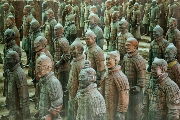 2. Đội quân đất nung: Đây là lăng mộ của Tần Thủy Hoàng, Hoàng đế đầu tiên của triều đại nhà Tần, người đã đánh bại tất cả các nước khác và thống nhất Trung Quốc. Ngôi mộ của Hoàng đế không được khai quật nhưng khu vực quân đội đất nung được chôn gần đó đã trở thành điểm đến hàng đầu tại Trung Quốc. Người ta ước tính trong ba hố chứa có hơn 8.000 binh sĩ, 130 xe ngựa vơi 520 con ngựa và 150 kỵ binh ngựa, phần lớn trong số đó vẫn đang bị chôn vùi. Mỗi chiến binh mang một khuôn mặt và người ta suy đoán đó là dựa vào những khuôn mặt của người còn sống.