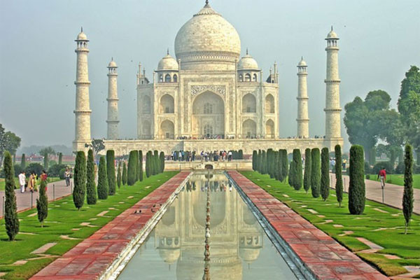  1. Taj Mahal ở Agra, Ấn Độ: Đây là một lăng mộ vĩ đại được lát bằng đá cẩm thạch trắng, được xây dựng từ 1632-1653 theo lệnh của Hoàng đế triều Mughal, Shah Jahan, để tưởng nhớ người vợ ông yêu mến. Taj Mahal là một trong những ngôi đền được bảo quản tốt nhất và có kiến trúc đẹp nhất thế giới, một trong những kiệt tác của kiến trúc Mughal và là một kỳ quan tuyệt vời của Ấn Độ. Ngoài lăng mộ bằng đá cẩm thạch trắng với mái vòm tuyệt đẹp, nơi đây còn nổi tiếng với nhiều khu vườn, tòa nhà đẹp mắt với hồ nước lấp lánh. 