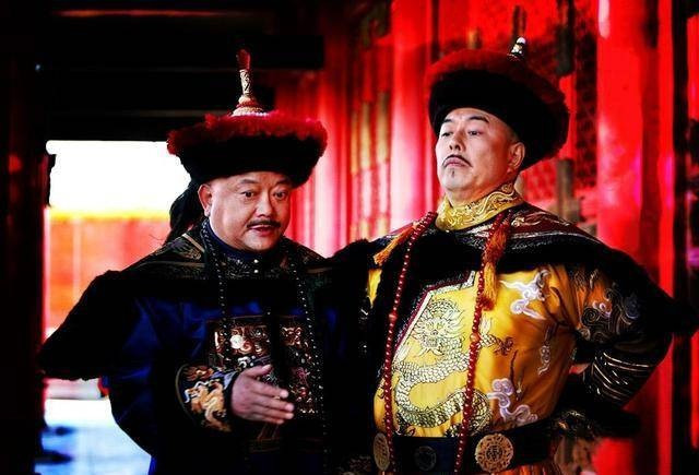 Dù vơ vét tài sản nhưng Hòa Thân vẫn rất được Càn Long yêu mến và trọng dụng. Cũng nhờ có “chiếc ô” này mà ông ta bình an vô sự hàng chục năm trên quan trường. Năm Gia Khánh thứ 4, Càn Long qua đời, lúc này đây triều đình Mãn Thanh, đặc biệt là hoàng đế Gia Khánh mới có cơ hội “sờ gáy” Hòa Thân.
