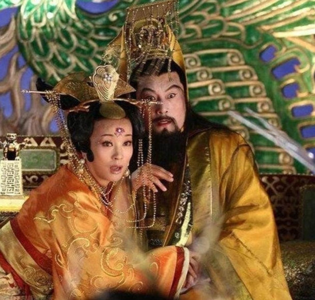 Thế nhưng, cũng vì vào vai quá đạt mà người dân một số nơi ở Trung Quốc đã ghim luôn hình ảnh ông gắn với Ngọc Hoàng. Một lần Vương Vệ Quốc về quê bái tổ tiên thì giật mình phát hiện hình ảnh của mình trong vai Ngọc Hoàng, được in trên tờ tiền vàng mã. Hóa ra cũng vì vai diễn Ngọc Đế trong Tây Du Ký mà ra.