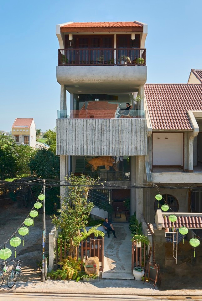 Trên mảnh đất có diện tích 5x22m, Cherry homestay là một công trình mang hơi thở thiên nhiên lồng ghép trong phong cách kiến trúc đương đại độc đáo. Ngôi nhà là tổ hợp của nhiều phong cách, đường nét, hình khối khác nhau.