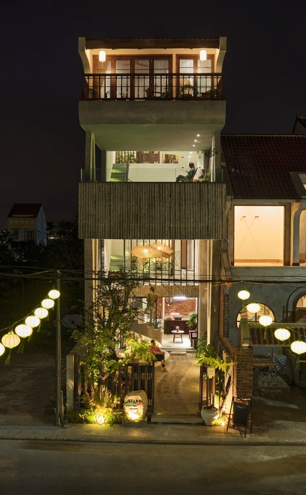 Bên ngoài mang dáng dấp của một công trình kiến trúc hiện đại nhưng đi sâu vào bên trong lại là một câu chuyện về kiến trúc truyền thống, về những nét nhà xưa. Một nét kiến trúc truyền thống đặt giữa lòng một kiến trúc hiện đại; một kết cấu kèo gỗ, mái ngói nằm trong một hệ kết cấu cốt thép bê tông. Dù là hiện đại hay truyền thống, dù là những điều cũ xưa hay mới mẻ, cả hai đều mang những giá trị riêng, nét đẹp riêng, đều cần được gìn giữ và phát huy, và rõ ràng nhóm thiết kế đã làm trọn vẹn điều đó.
