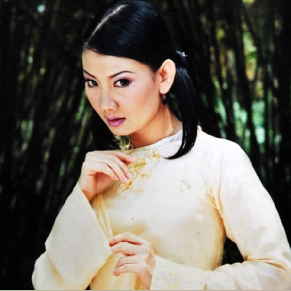 NSND Mỹ Uyên vào vai nàng Kim Liên cách đây 20 năm trong bộ phim "Lục Vân Tiên". Chia sẻ về nhân vật của mình trong phim, Mỹ Uyên kể: "Tôi thể hiện nhân vật cô Kim Liên theo hầu Kiều Nguyệt Nga với cá tính nhân hậu. Sau mấy tuần học cưỡi ngựa và đánh võ, tôi tin rằng đây là cơ hội tốt để mình vào vai này. Đây là bộ phim dân gian được làm với bản sắc Việt Nam, do đó sẽ không chú trọng đến việc đánh võ, phi thân hoặc lâm ly kỳ tình, mà cái chính là đi sâu vào chủ đề: Tinh thần chính nghĩa của người Việt. Tôi rất tâm đắc với nhân vật Kim Liên, dù đây là một vai thứ". Thời điểm đó, nữ nghệ sĩ gạo cội cũng được xem là mỹ nhân với sắc vóc hơn người.
