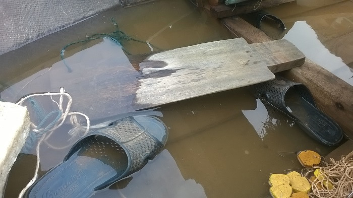 ...cùng vài đôi dép.