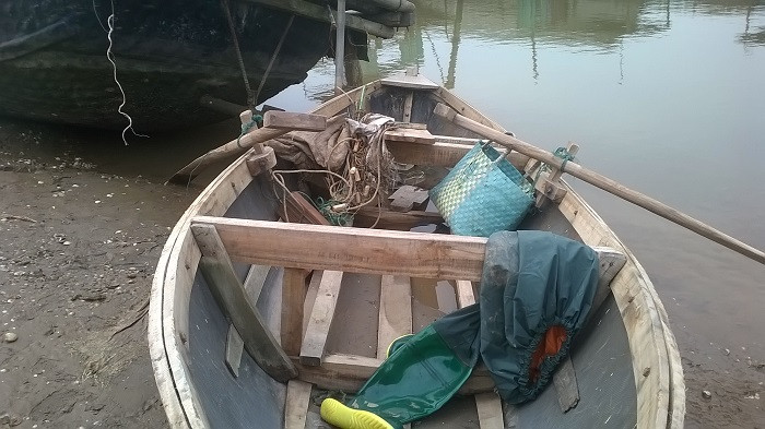 Áo mưa của các nạn nhân bỏ lại sau vụ tai nạn thương tâm...