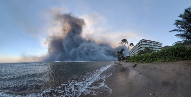 Đảo Maui thuộc bang Hawaii (Mỹ) đã bị “nhấn chìm” bởi ít nhất ba đám cháy lớn bùng phát tối 8/8, khiến phần phía tây hòn đảo và thành phố nghỉ dưỡng Lahaina bị cô lập. Hơn 270 công trình kiến trúc đã bị phá hủy hoặc hư hại vì cháy rừng. Đám cháy đe dọa bờ biển Lahaina. Ảnh: Reuters