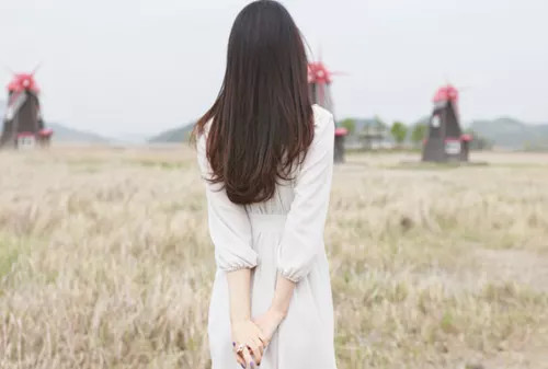 Nhưng chưa đầy hai năm sau khi kết hôn, cô bắt đầu hối hận, vì cô thấy cuộc sống hôn nhân không hề đơn giản. Cô ấy có thể chịu đựng một thời gian, nhưng không phải là mãi mãi. Cuối cùng cô cũng nhận ra rằng hôn nhân vẫn không thể tách rời ảnh hưởng của gia đình.