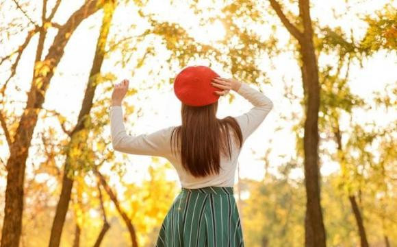 Nói đến đây, cuối cùng tôi cũng hiểu được một người chị chơi với mình, chị ấy từng tìm một đối tượng mà bố mẹ rất không đồng ý, lý do là bố mẹ nhà trai lười biếng, lúc đó tôi còn trẻ cứ nghĩ bố mẹ cô ấy vô can, nhưng bây giờ có vẻ như đó là tầm nhìn xa.