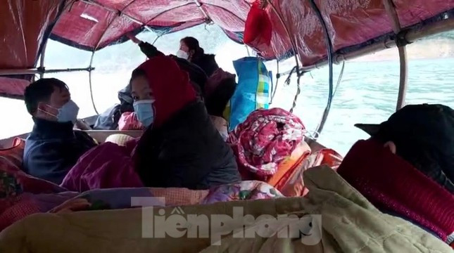 Sau ngày nghỉ thứ 7 được về thăm gia đình, chiều chủ nhật hàng tuần, các thầy cô giáo lại hẹn nhau tại bến xuồng thủy điện Bản Vẽ để cùng trở lại trường. Những ngày rét buốt, chặng đường đến trường gieo chữ lại càng gian nan hơn với các thầy, cô giáo công tác nơi đây. Trong ảnh, thầy cô ngồi xuồng đến trường.