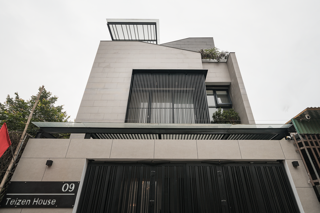 Ngôi nhà có tổng diện tích 320 m2, tọa lạc tại TP. Vinh, Nghệ An, được xây 3 tầng, mặt tiền được thiết kế dạng lam chắn.