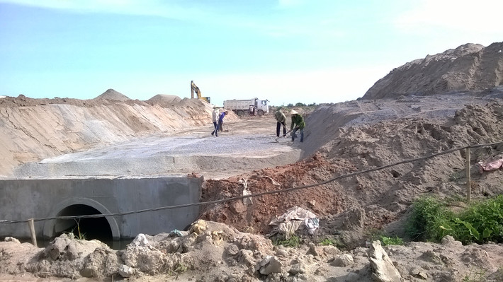 Toàn tuyến có 6 điểm giao cắt với các quốc lộ đều liên thông khác mức, ngoài ra còn có các cầu vượt hoặc cống chui đường dân sinh.