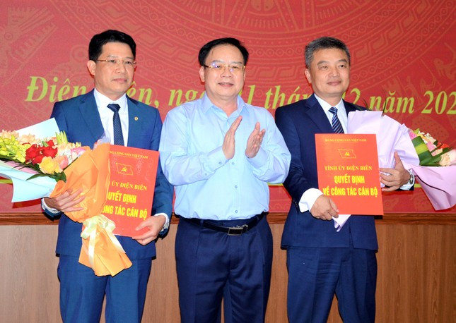 Ngày 11/12, Ban Thường vụ Tỉnh ủy Điện Biên điều động, bổ nhiệm ông Nguyễn Ngọc Thể, Phó Chánh văn phòng UBND tỉnh Điện Biên giữ chức vụ Phó Chánh văn phòng Tỉnh ủy. Điều động và bổ nhiệm ông Nguyễn Việt Phương, Giám đốc Ban Quản lý dự án các công trình dân dụng và công nghiệp tỉnh Điện Biên giữ chức vụ Phó Trưởng ban Dân vận Tỉnh ủy.