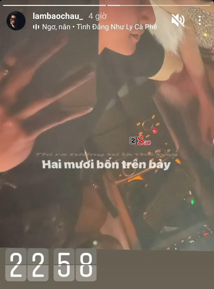 Cùng thời điểm đó, Lâm Bảo Châu có cập nhật mới trên mạng xã hội. Trên story Instagram, mẫu nam sinh năm 1993 chia sẻ khoảnh khắc tình tứ bên một người phụ nữ trong xe hơi.