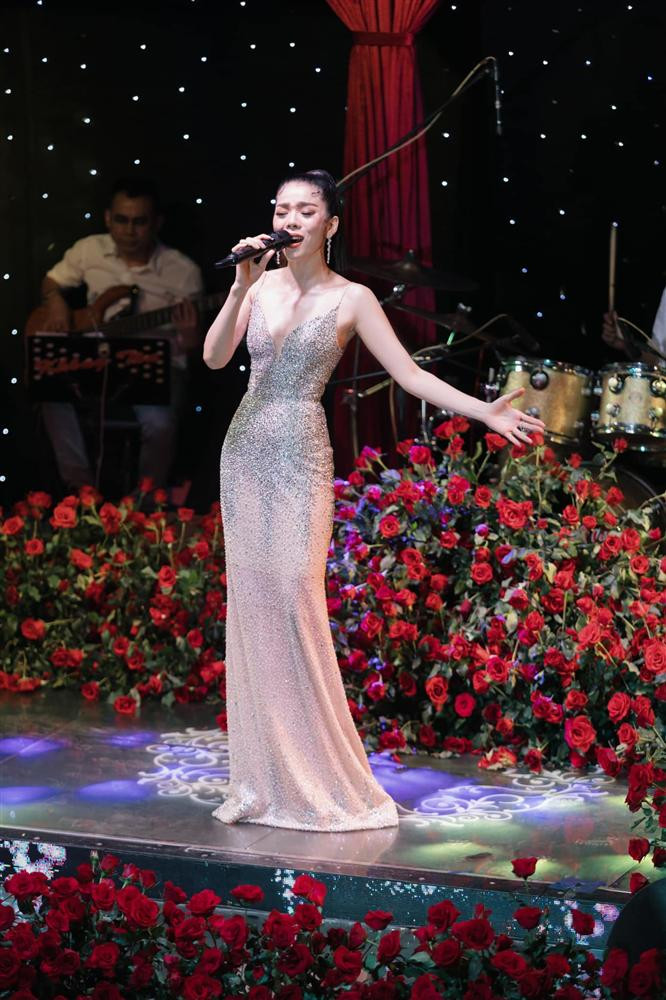 br/> Hôm qua (16/1), Lệ Quyên có một ngày làm việc cật lực với lịch chạy show dày đặc. Cô khép lại ngày bằng một show diễn phòng trà vào buổi tối. Trở về từ show diễn cuối ngày, giọng ca 40 tuổi gửi lời cảm ơn tới "người vận chuyển" cô trên những hành trình, đính kèm biểu tượng đôi nam nữ tình tứ.