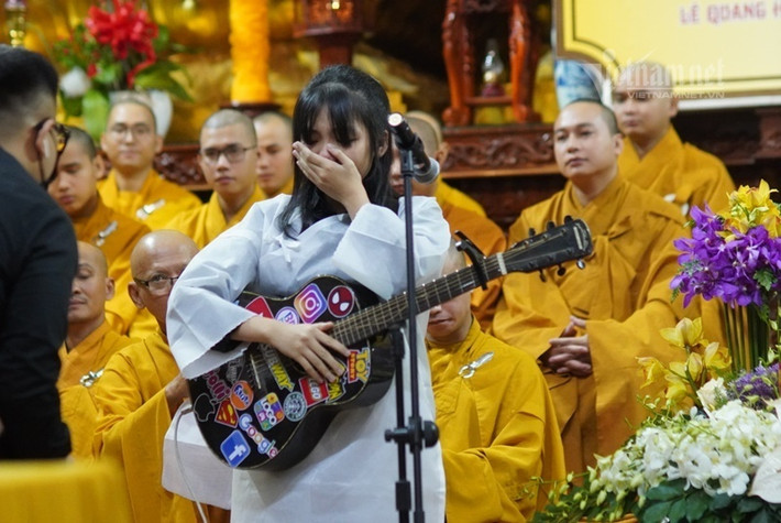 Con gái Vân Quang Long hát 'Ba kể con nghe' trong lễ viếng của cha.