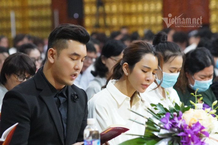 Ưng Hoàng Phúc và vợ cũng có mặt từ sớm ở chùa Giác Ngộ để viếng và cầu nguyện cho người đồng nghiệp cũ của mình trong nhóm 1088.