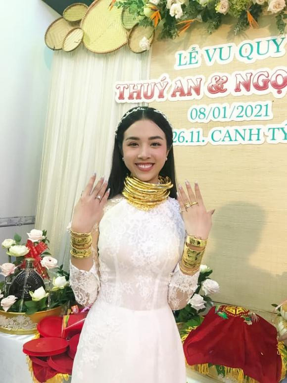 Gương mặt hạnh phúc của Á hậu Thúy An khoe vòng vàng trong ngày cưới. Ngoài nhẫn cưới, Á hậu Thuý An đã được gia đình chồng tặng 10 bộ vàng gồm vòng cổ và lắc tay. Nhìn mâm sính lễ lấp lánh ánh vàng được đặt trên bàn, hội chị em Đỗ Mỹ Linh, Tiểu Vy, Thuỳ Tiên,... cũng thấy "nặng hộ" cô dâu.