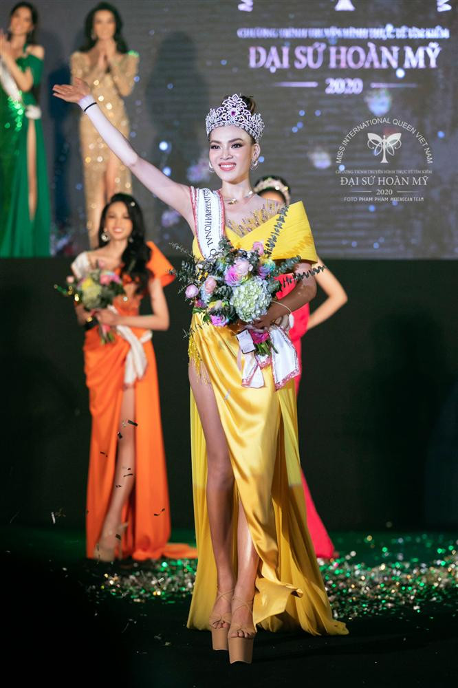 uyên suốt cuộc thi, Trân Đài đã là thí sinh nổi bật. Cô sở hữu nhan sắc hao hao Hoa hậu Hoàn vũ 2017 Demi-Leigh Nel-Peters.