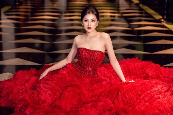ẹ bỉm sữa khoe xương quai xanh quyến rũ cùng body chuẩn không cần chỉnh trong chiếc đầm cúp ngực. Á hậu như một nàng công chúa giữa biệt thự tráng lệ.