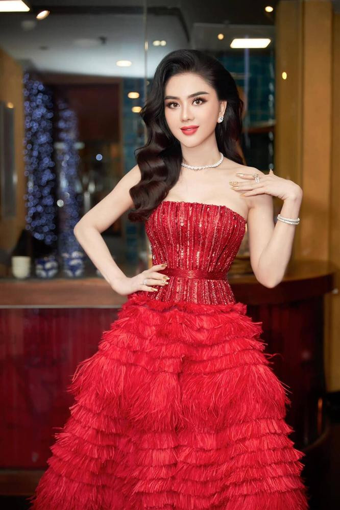 au khi bị lộ ảnh làn da nhăn nheo vùng cổ, người đẹp chuyển giới tái xuất với diện mạo không thể lộng lẫy hơn.