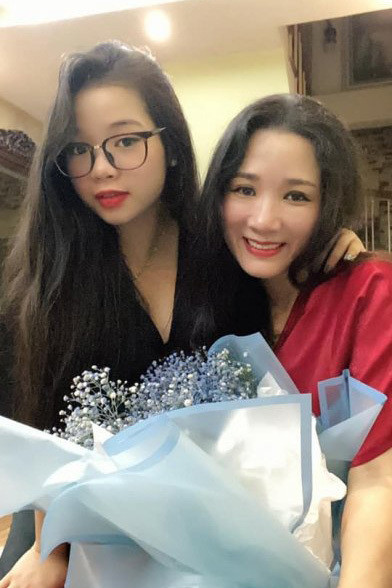 Con gái út - bé Tấm là người cận kề với tôi, Tấm chia sẻ rất nhiều những điều nhỏ nhặt trong cuộc sống, từ miếng ăn, nước uống, giấc ngủ. Bạn ấy cận kề bên tôi trong những giấc ngủ trằn trọc và giật mình của tôi. Tấm an ủi tôi nhiều. Bạn ấy bảo tôi: "Mẹ hãy coi đây là một bài toán mà mẹ giải giải sai đáp số, bây giờ mẹ giải lại".