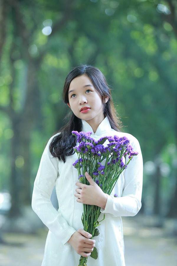 Con gái lớn của Thanh Thanh Hiền tên là Tú Linh, sinh năm 1999 và từng là Hoa khôi của trường THPT Phạm Hồng Thái. Tú Linh sở hữu nhan sắc khá thanh tú, xinh xắn và đang sang Mỹ du học. Hiện tại, con gái lớn của Thanh Thanh Hiền đang theo học chuyên ngành Computer Science (Khoa học máy tính) tại Đại học Maryland.