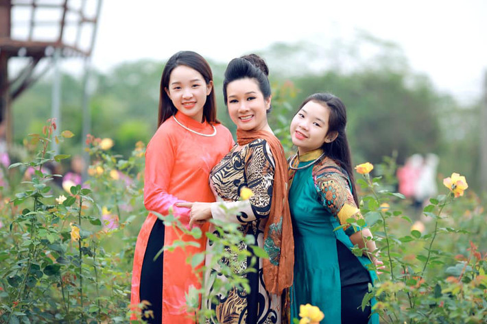 Tú Linh - Thái Phương đều đã lớn và xinh xắn. Trong khi cô em Thái Phương vẫn còn những nét tinh nghịch, lém lỉnh thì cô chị Tú Linh khá ra dáng thiếu nữ, thừa hưởng nhan sắc xinh đẹp từ mẹ.