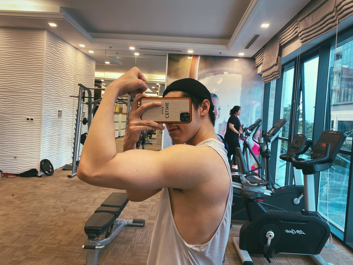 Noo Phước Thịnh chia sẻ bức ảnh thay đổi rõ rệt sau thời gian tích cực tập thể thao kèm những dòng triết lý: "Chả nghĩ đến một ngày lại lao đầu vào gym đến giai đoạn này có một vài thay đổi trong tư duy và cách sống. Không còn thích sôi nổi, bon chen, không còn quá nhiều những thắc mắc, bỡ ngỡ với những vận hành của xã hội. Chưa bao giờ lại thấy mình bình ổn như lúc này. Báu vật lớn nhất đối với mình lúc này chính là lòng tin vào bản thân, sống thật đáng và không còn điều gì để hối tiếc".