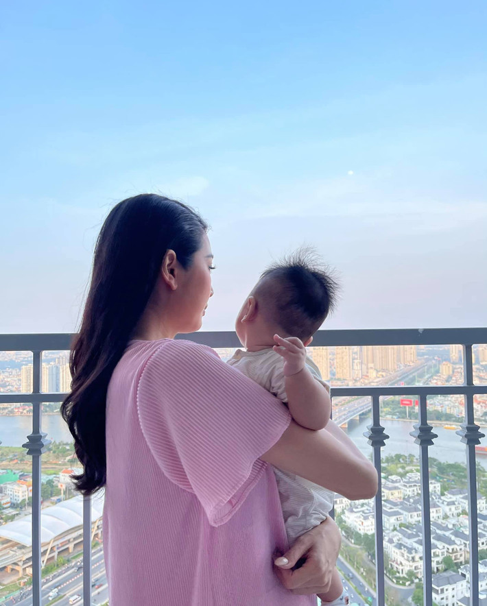 Á hậu Thuý Vân đăng ảnh bên con trai kèm chia sẻ: "Phụ nữ có con rồi khác lắm! Làm gì cũng nghĩ đến con, đi đâu cũng muốn nhanh chóng về nhà với con. Cả ngày quanh quần tã bỉm sữa cũng không bao giờ chán. Mỗi ngày được nhìn thấy con cười là lòng lại dâng tràn hạnh phúc".