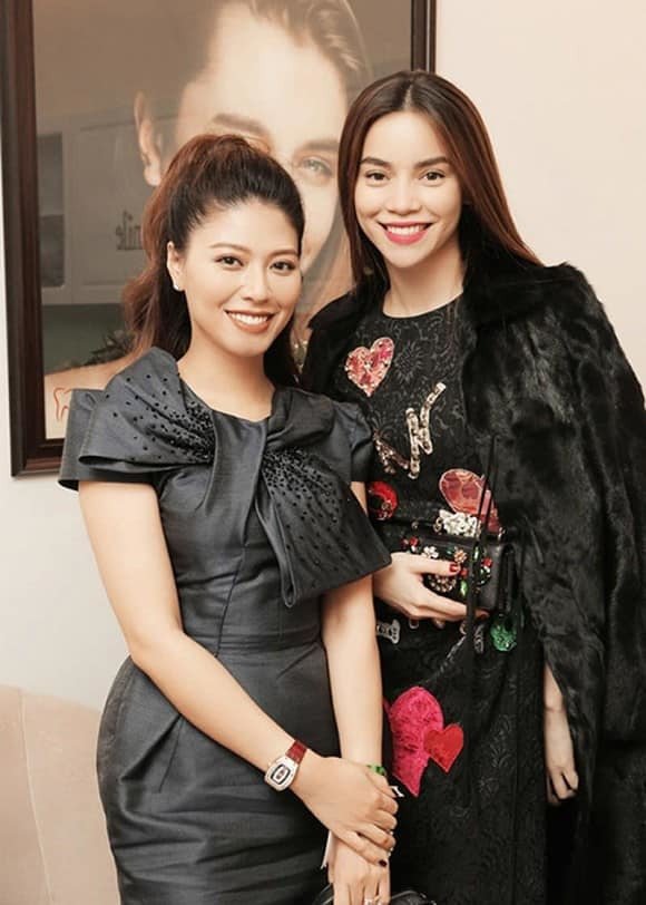 Hồ Ngọc Hà chia sẻ bức ảnh cùng BTV Ngọc Trinh để chúc mừng sinh nhật người bạn thân thiết.