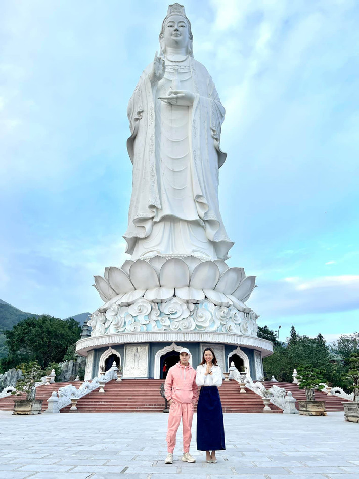 Vợ chồng Ưng Hoàng Phúc tới Đà Nẵng đi lễ những ngày cuối năm.