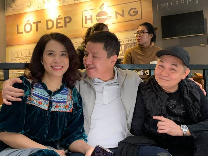 Trên trang cá nhân, nghệ sĩ Chí Trung đăng bức ảnh bên bạn gái và nghệ sĩ Xuân Hinh kèm chia sẻ: "Gió mùa lại về... kệ em nhỉ?". Khoảnh khắc nam nghệ sĩ Chí Trung nhìn bạn gái âu yếm khiến nhiều người thích thú.