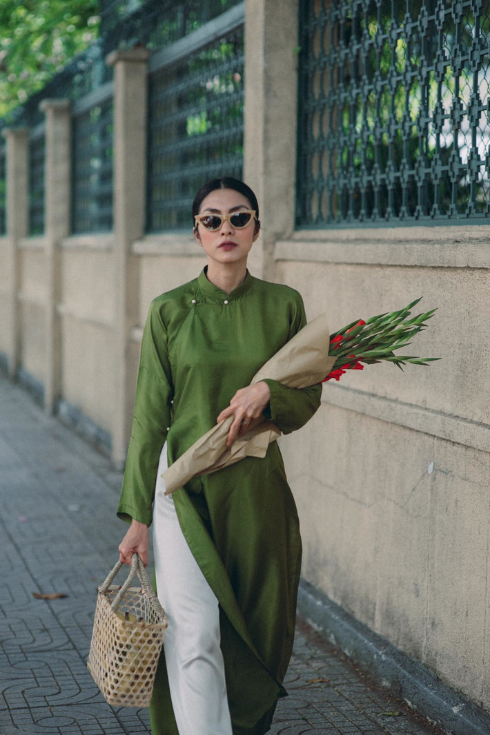 Tăng Thanh Hà nền nã xuống phố trong ta áo dài xưa.