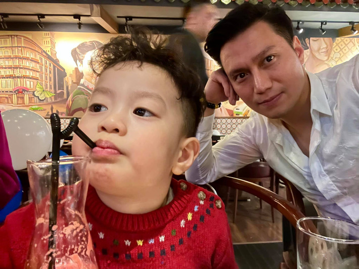Diễn viên Việt Anh chia sẻ bức ảnh cùng cậu con trai con trai đáng yêu. Theo đó, vợ cũ của Việt Anh để lại bình luận "Đẹp như mẹ" và còn nhắn chồng cũ mua quà cho con.