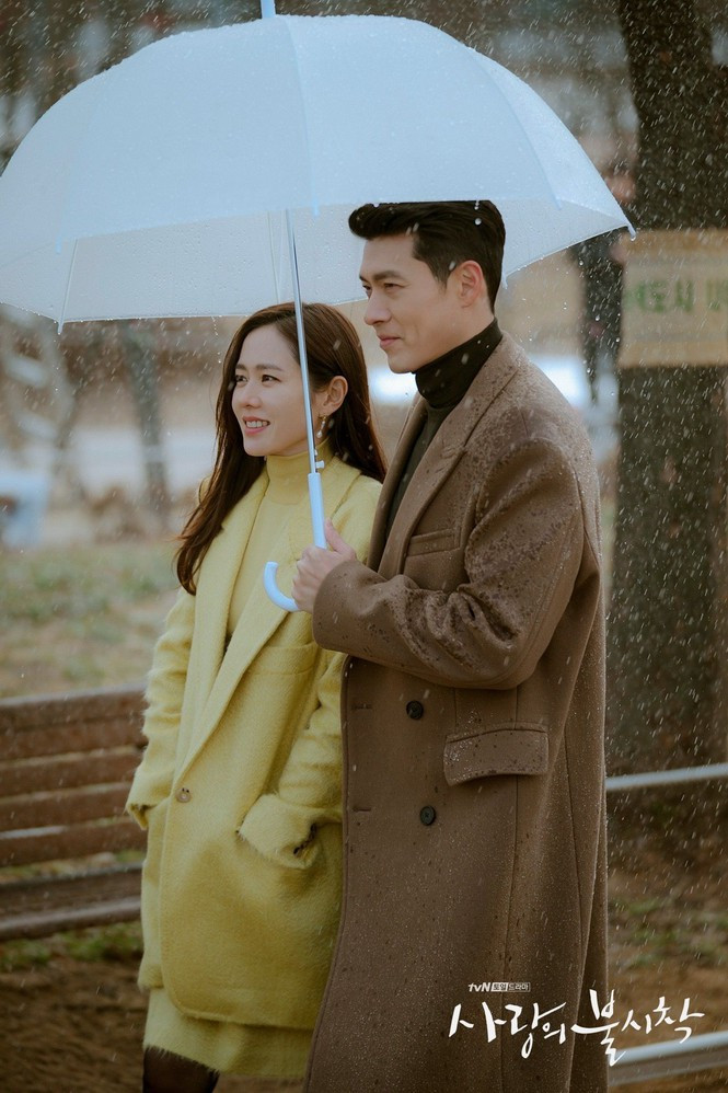 ##s###Trong thông báo xác nhận hẹn hò, công ty quản lý của Hyun Bin và Son Ye Jin, Vast Entertainment và MSTeam Entertainment, cho biết: "Hyun Bin và Son Ye Jin đã hình thành mối quan hệ tình cảm qua ‘Hạ Cánh Nơi Anh’. Sau khi bộ phim kết thúc, họ trở thành người yêu với tình cảm tốt đẹp dành cho nhau”.