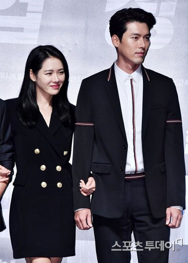 ##s###Son Ye Jin khoác tay Hyun Bin thân thiết trong sự kiện họp báo.