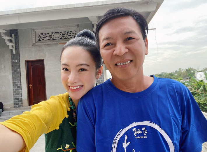 Angela Phương Trinh đăng bức ảnh cùng bố kèm lời nhắn: "Một buổi sáng đầu năm mới thật ý nghĩa khi con gái được cùng ba về quê thăm nội".