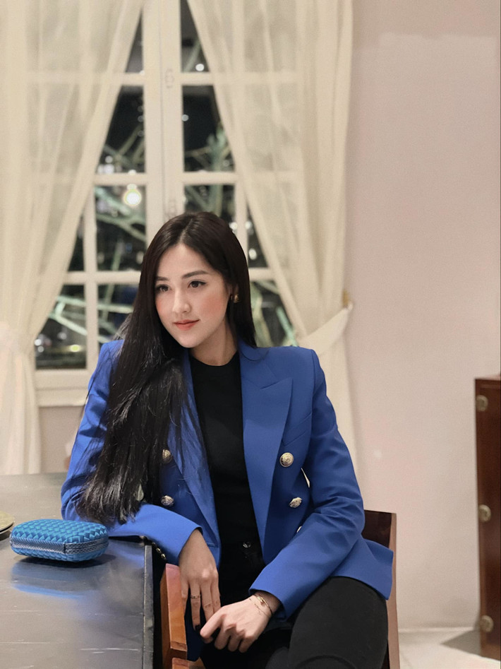 "Đầu năm làm kiểu ảnh để cả năm có ảnh đẹp", á hậu Dương Tú Anh viết.
