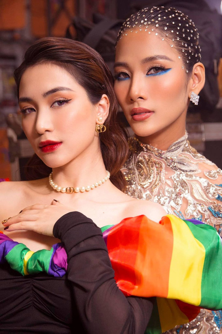 Đăng ảnh bên Hoàng Thuỳ, Hoà Minzy hài hước: "Trời tưởng chị Thuỳ cao lắm, tui thấp hơn chị Thuỳ có xíu đầu nè mọi người".