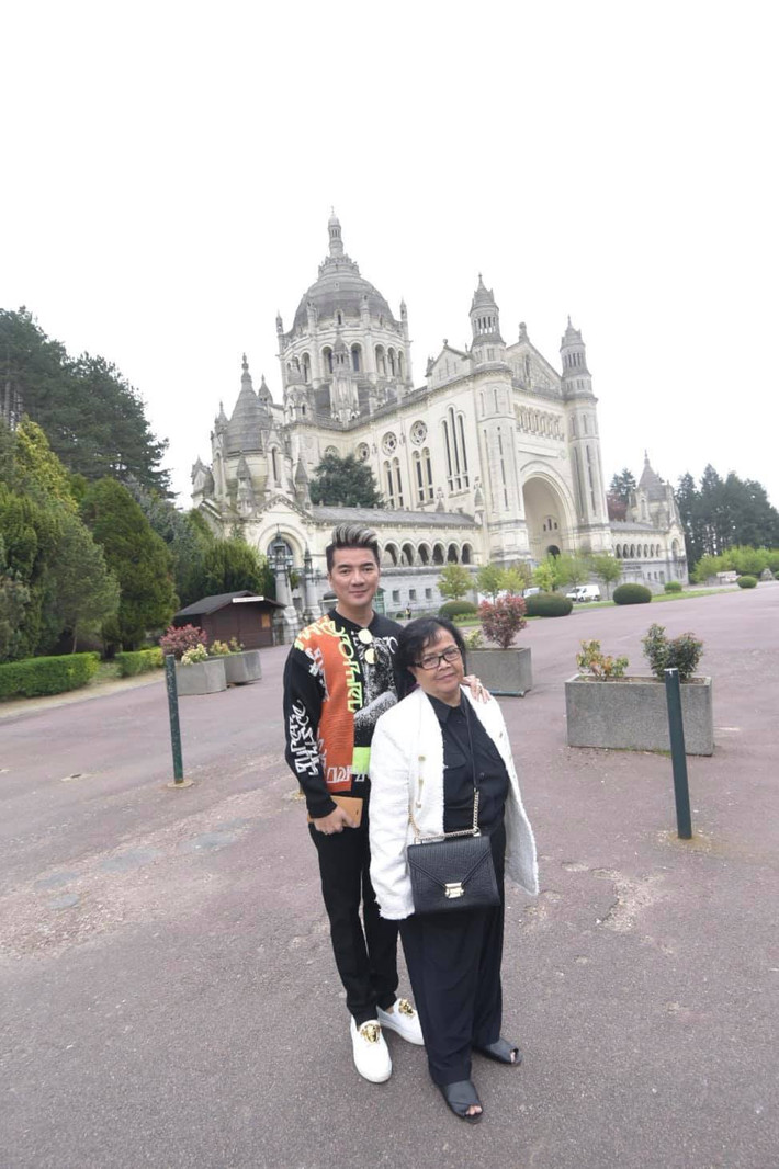 Đàm Vĩnh Hưng đăng loạt ảnh để chúc mừng sinh nhật mẹ. "Chỉ mong một điều duy nhất là má khoẻ mạnh, bình an và vui thôi. Thế giới còn lại để con lo!", ca sĩ Đàm Vĩnh Hưng viết.