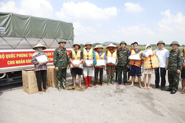 Thiếu tướng Nguyễn Văn Lịch cùng đoàn công tác tặng quân trang, thăm hỏi động viên cán bộ, nhân dân phường Đa Mai. a1-2170.jpg