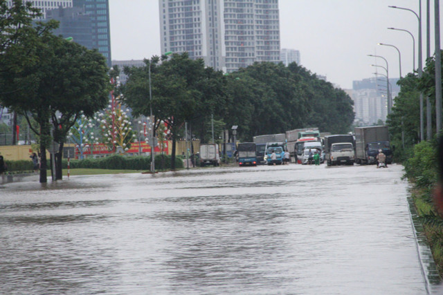 Phía đường gom Đại lộ Thăng Long ngập sâu, ô tô, xe máy bị chôn chân. img-20250826-152425.jpg