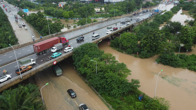 Do nước ngập sâu khiến các phương tiện ô tô, xe máy di chuyển qua đây khó khăn. img-20250826-152429.jpg