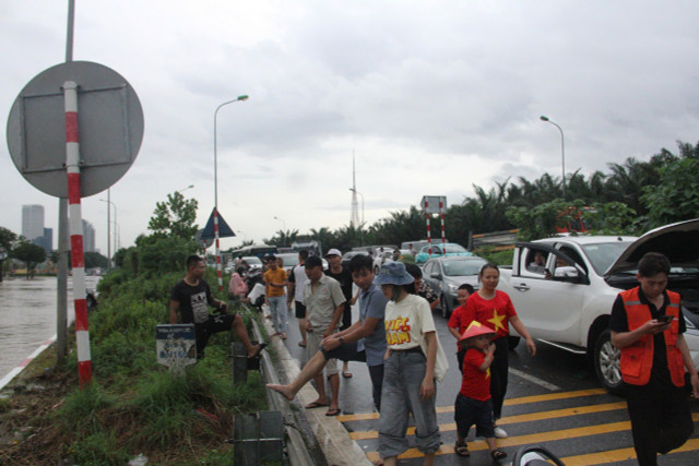 Giao thông hỗn loạn trên đường Đại lộ Thăng Long. img-20250826-152421.jpg