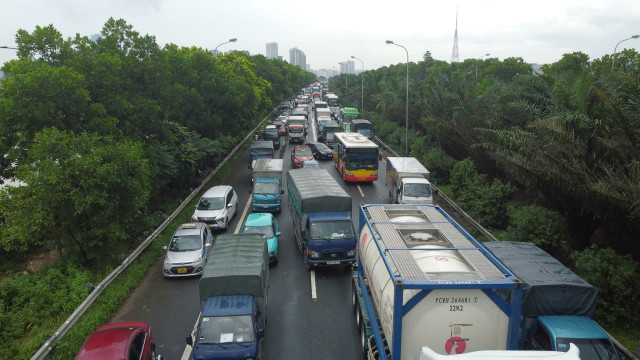 Đến 15h30, mực nước ngập tại đoạn đường vẫn rút chậm, khiến Đại lộ Thăng Long ùn tắc dài hàng km. img-20250826-152443.jpg