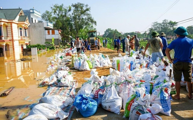 Trước đó, anh Mạnh không may tử vong khi tham gia thực hiện nhiệm vụ bảo đảm an ninh, trật tự và phòng chống lụt bão tại khu vực ngã ba đê, nơi đang xảy ra hiện tượng tràn, sạt lở. a23.jpg